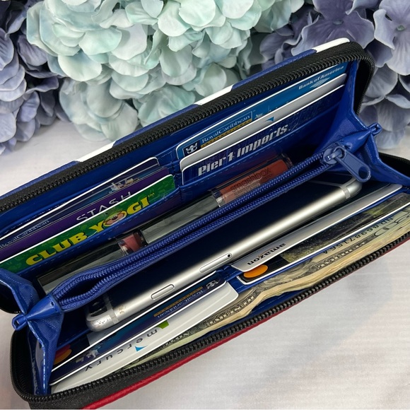 DC Comics Wonder Woman Double Sided Clutch Wallet - Picture 8 of 16